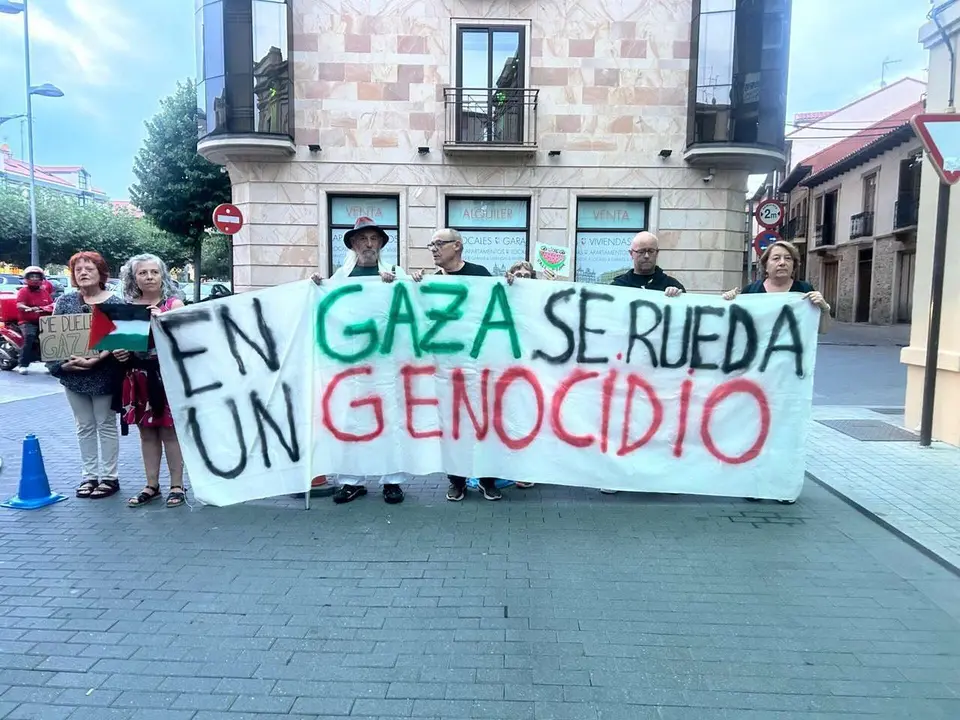 Protesta en la entrada del Teatro Gull&oacute;n durante la gala del Festival de Cine de Astorga, con pancartas en apoyo a Palestina. Fotos: Le&oacute;n 24 Horas