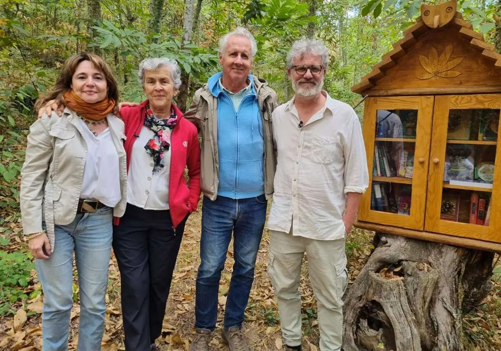 El periodista de TVE Lorenzo Mil&aacute;, junto a miembros de la Asociaci&oacute;n Bierzo Vivo. | ICAL