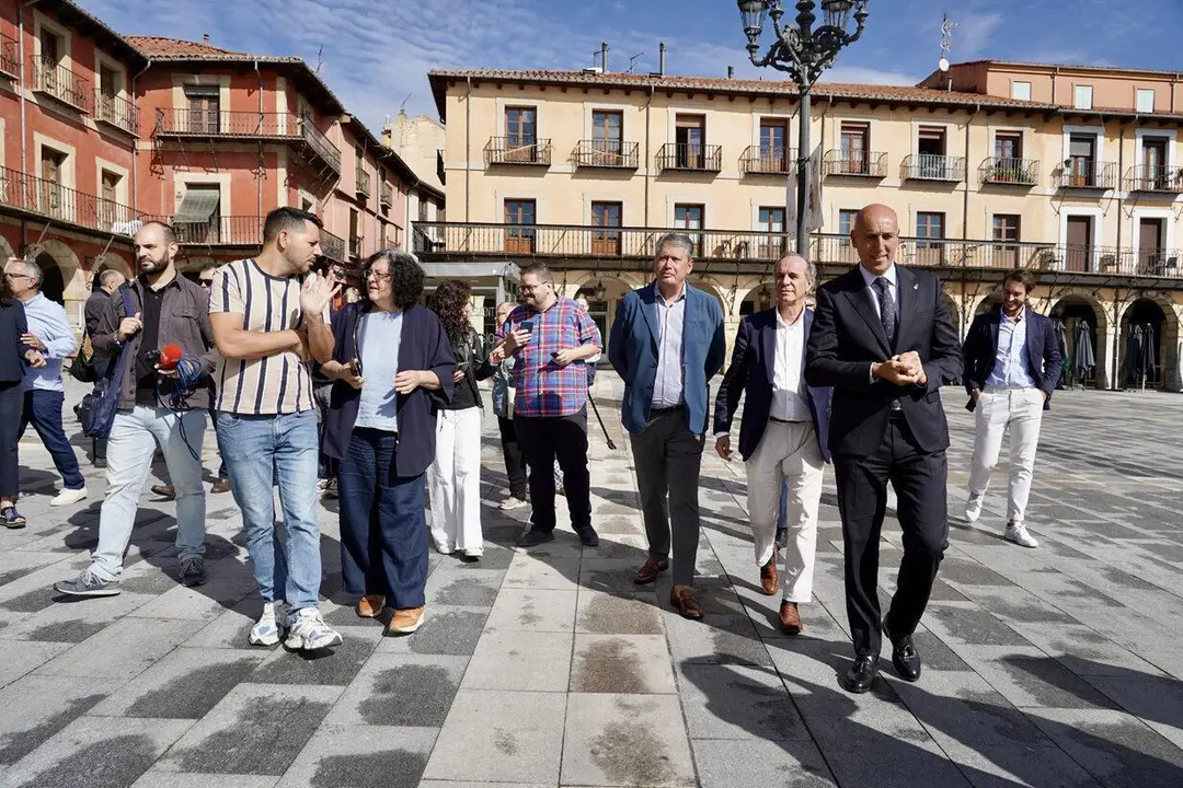El alcalde de Le&oacute;n, Jos&eacute; Antonio Diez, realiza una visita a la Plaza Mayor de Le&oacute;n con motivo de las obras acometidas. | ICAL