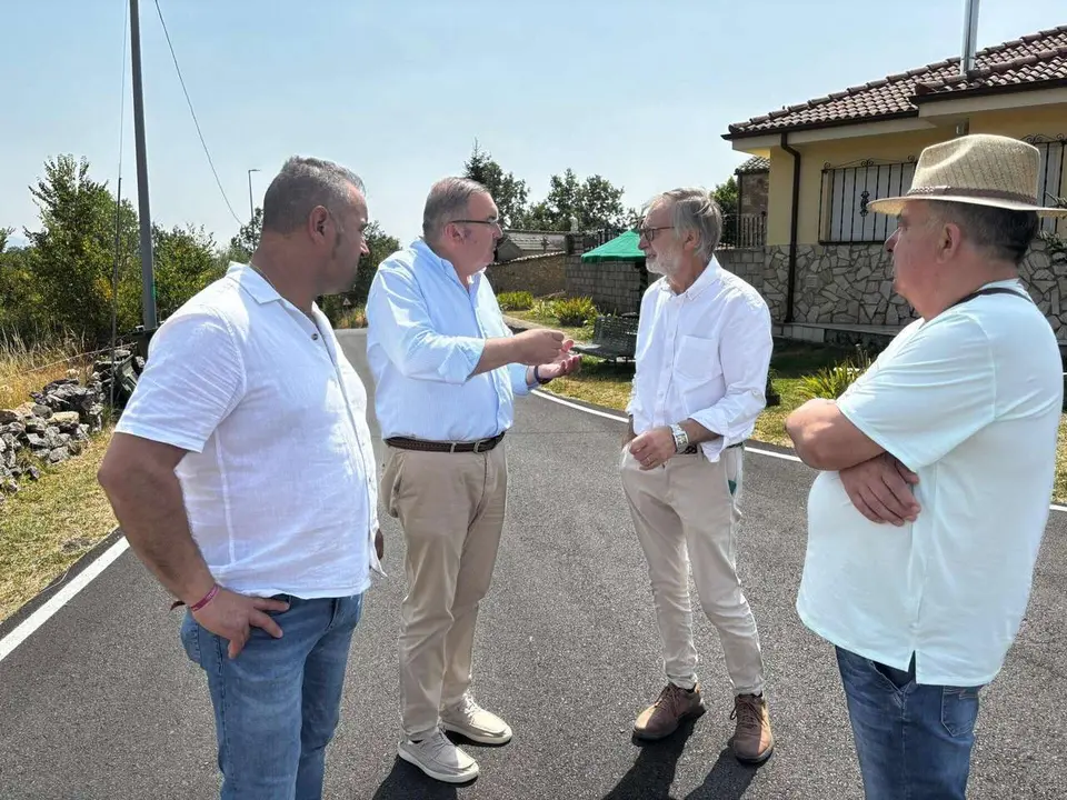 El vicepresidente primero de la Diputaci&oacute;n de Le&oacute;n y responsable del &Aacute;rea de Infraestructuras, Roberto Aller visitan las obras