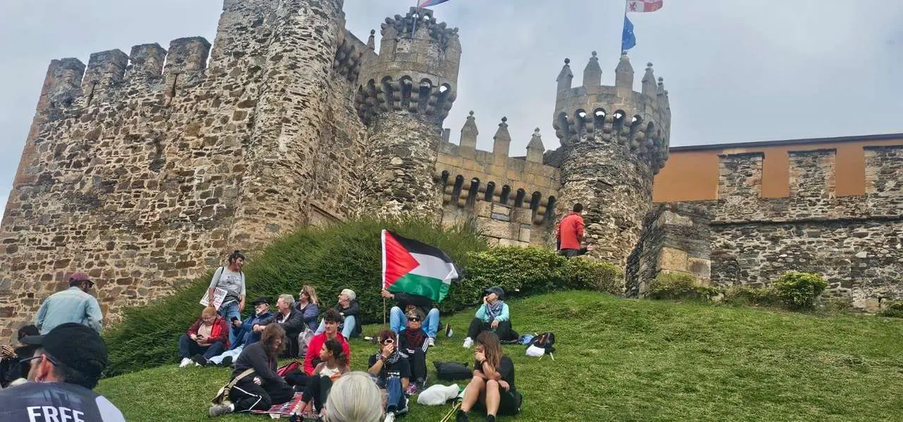 Protestas contra el genocidio en Gaza en Ponferrada, durante el paso de la Vuelta Ciclista. | Le&oacute;n24horas