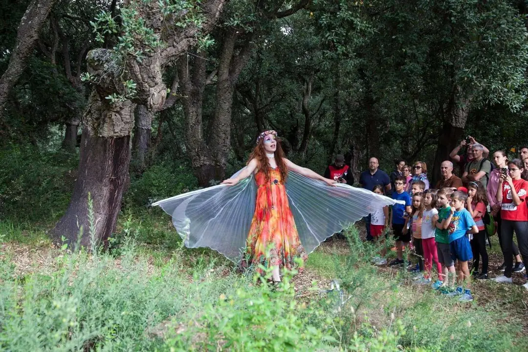 Escenas de la 'Senda Encantada' organizada por Dinamia Teatro en el bosque de alcornoques de la localidad berciana de Cobrana