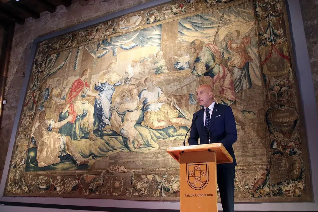 El alcalde de Le&oacute;n, Jos&eacute; Antonio Diez; la concejala de Acci&oacute;n y Promoci&oacute;n Cultural, Elena Aguado, y la directora de Restauraci&oacute;n Textil de la Real F&aacute;brica de Tapices, Ver&oacute;nica Garc&iacute;a, presentan la restauraci&oacute;n del tapiz 'La continencia de Escipi&oacute;n'. ICAL. Peio Garc&iacute;a. 