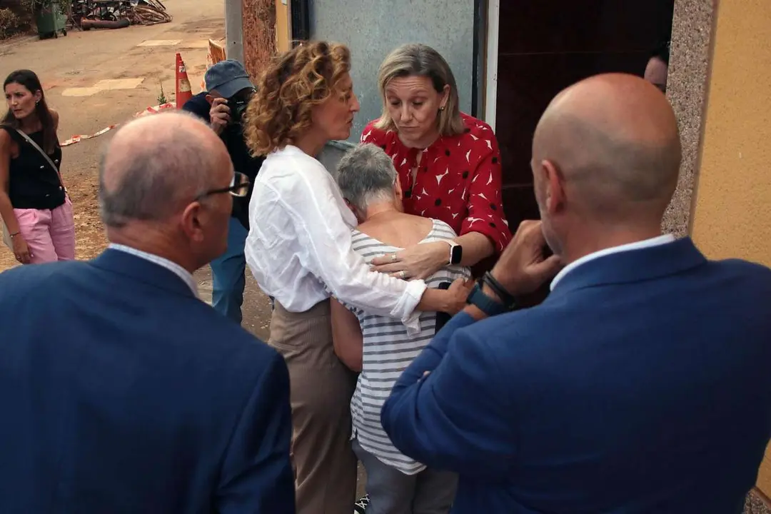 La vicepresidenta de la Junta y consejera de Familia e Igualdad de Oportunidades, Isabel Blanco, visita los trabajos de desescombro en Castrocalb&oacute;n. Ical