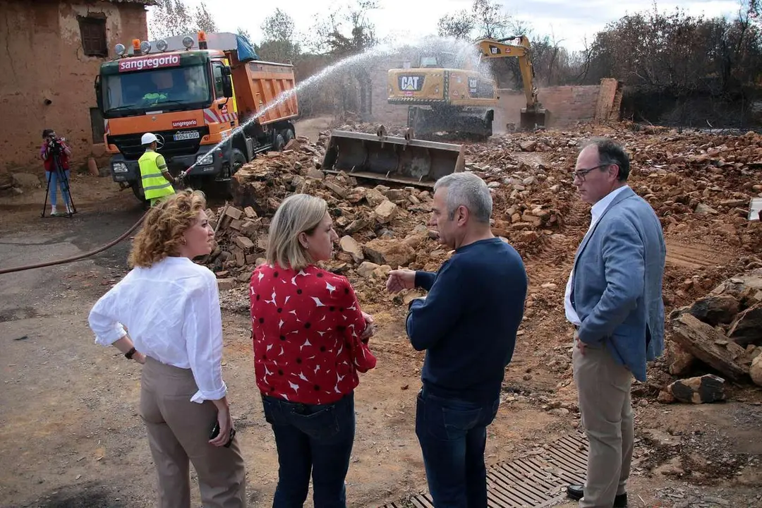 La vicepresidenta de la Junta y consejera de Familia e Igualdad de Oportunidades, Isabel Blanco, visita los trabajos de desescombro en Castrocalb&oacute;n. ICAL. 
