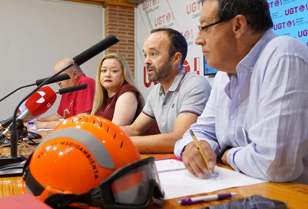 El secretario general de UGT Servicios P&uacute;blicos de Castilla y Le&oacute;n, Tom&aacute;s P&eacute;rez; el vicesecretario de Administraci&oacute;n Auton&oacute;mica y Di&aacute;logo Social, Carlos Arenas; la secretaria de Acci&oacute;n Sindical y Formaci&oacute;n, Sara Molledo, y el responsable de Agentes Medioambientales, Francisco Camu&ntilde;as, presentan sus propuestas para un nuevo dispositivo antiincendios en la comunidad. | ICAL