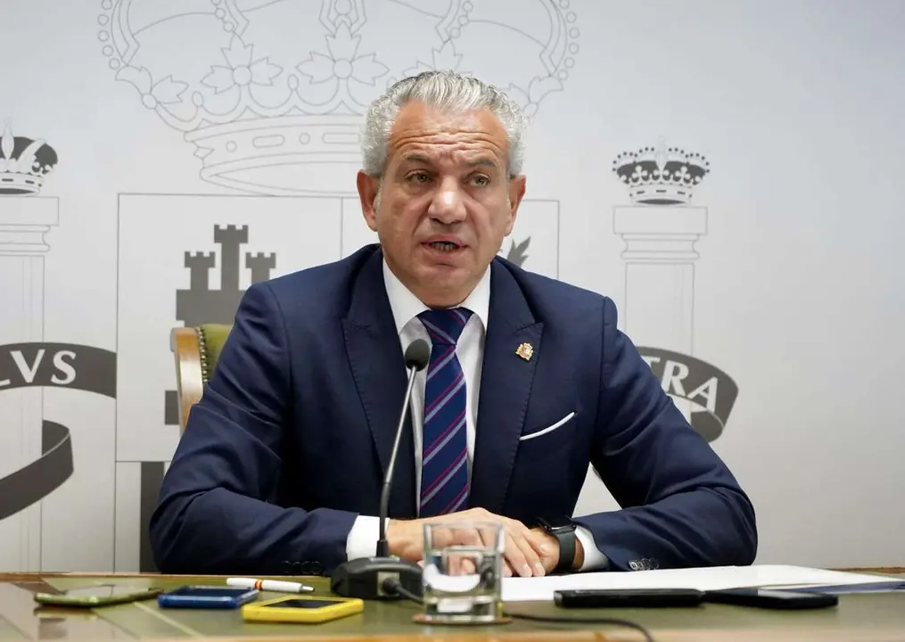 El delegado del Gobierno en Castilla y Le&oacute;n, Nicanor Sen, presenta el informe de los medios del Gobierno de Espa&ntilde;a que han participado en la extinci&oacute;n de los incendios durante el pasado mes de agosto en Castilla y Le&oacute;n. Ical