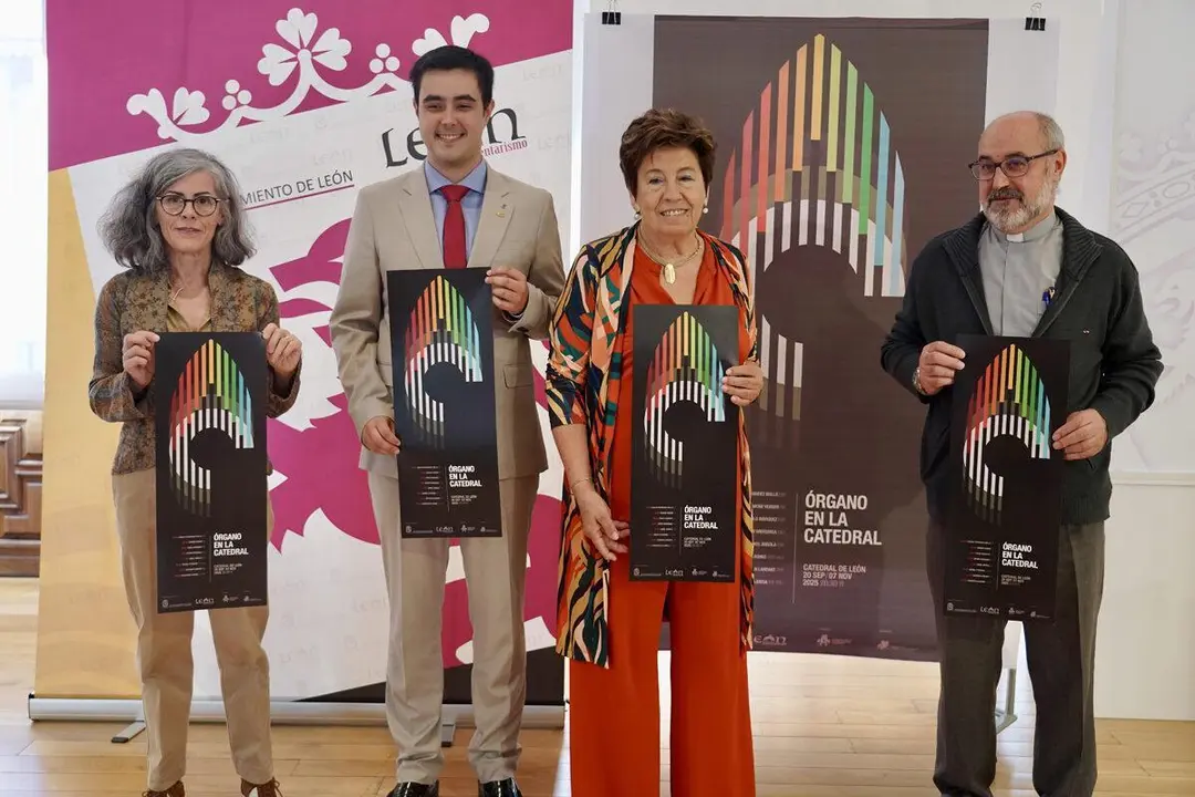 La concejala de Acci&oacute;n y Promoci&oacute;n Cultural de Le&oacute;n, Elena Aguado, presenta el ciclo &lsquo;&Oacute;rgano en la Catedral&rsquo; acompa&ntilde;ada del organista, Carlos Juli&aacute;n Fern&aacute;ndez, el de&aacute;n, Florentino Alonso y la secretaria de la asociaci&oacute;n Amigos del &Oacute;rgano Catedral de Le&oacute;n, Marta Mart&iacute;nez. | ICAL