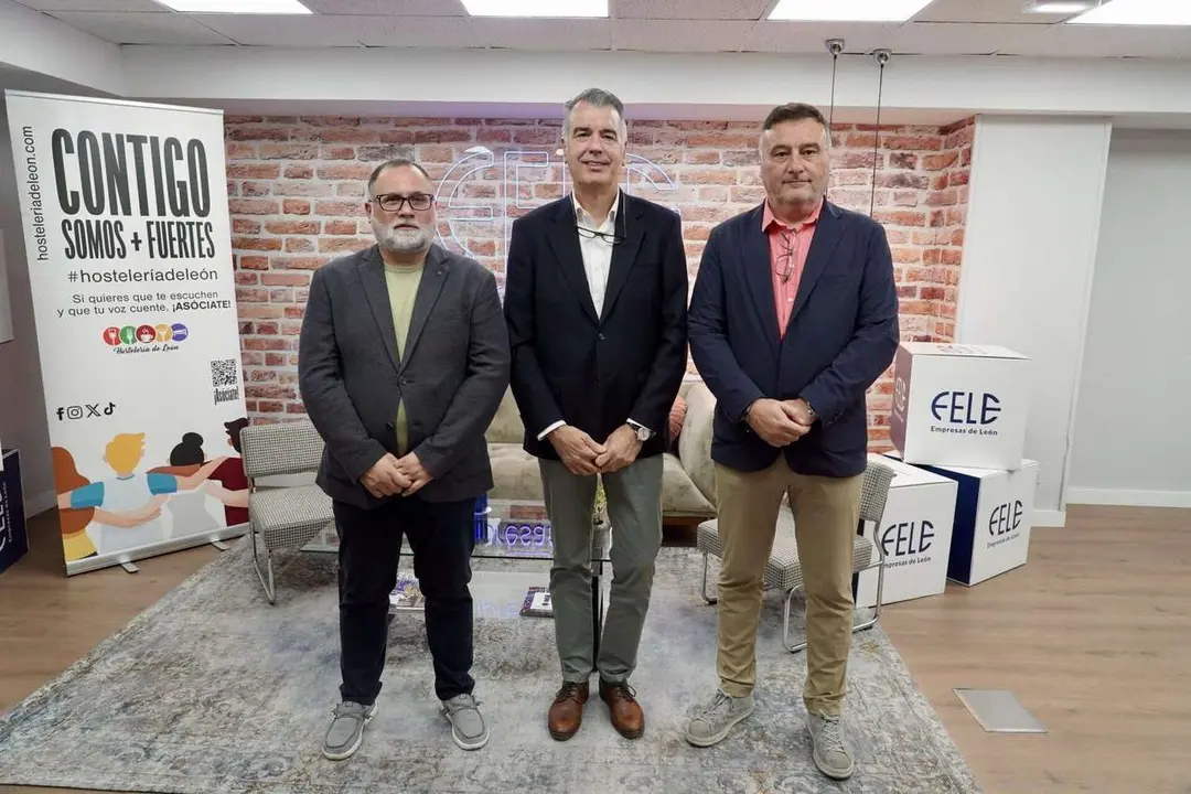 El director general de Feria de Valladolid, Alberto Alonso, el presidente de la Asociaci&oacute;n Provincial de Agencias de Viajes, Jer&oacute;nimo Fern&aacute;ndez, y el presidente de la Asociaci&oacute;n Hosteler&iacute;a de Le&oacute;n, &Oacute;scar Garc&iacute;a, presentan la pr&oacute;xima edici&oacute;n de Intur Negocios