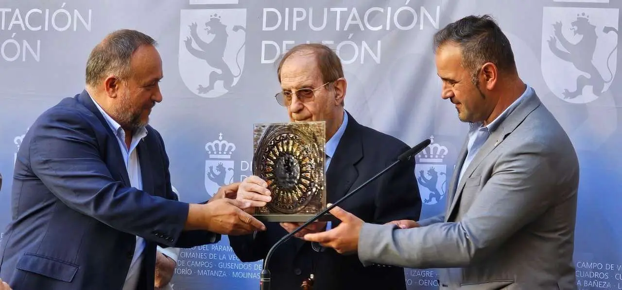 El representante de la Casa de Le&oacute;n en Bilbao, la m&aacute;s veterana, recoge el reconocimiento de manos del presidente de la Diputaci&oacute;n y el diputado del &aacute;rea. | LE&Oacute;N24HORAS