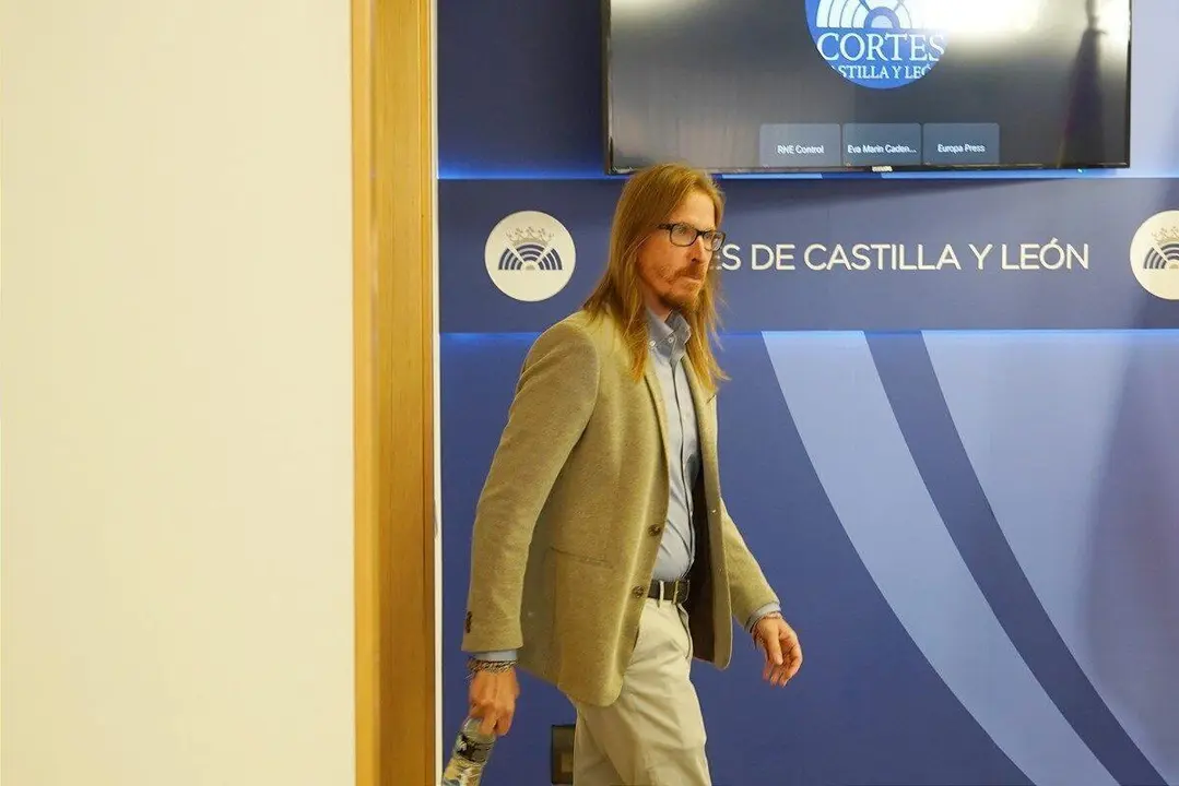 El leon&eacute;s Pablo Fern&aacute;ndez, de Podemos, tras la rueda de prensa en las Cortes. | ICAL
