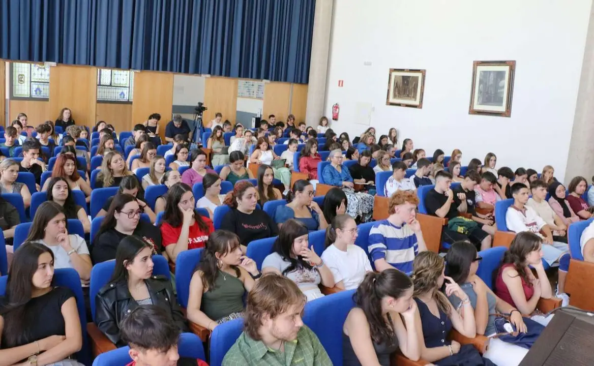 Asistentes llenan el sal&oacute;n de actos de la Facultad de Educaci&oacute;n en la inauguraci&oacute;n del curso. Foto: ULE