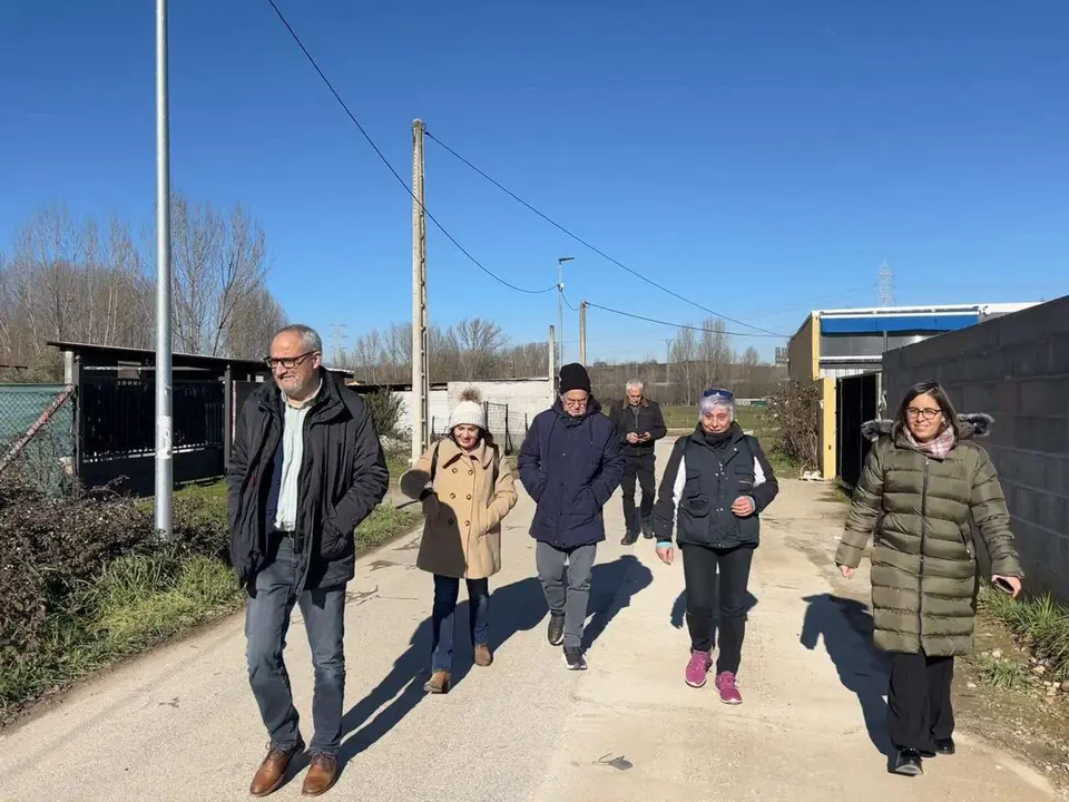 Los socialistas de Columbrianos informan a la prensa de las actuaciones contra el predecesor de la ped&aacute;nea.