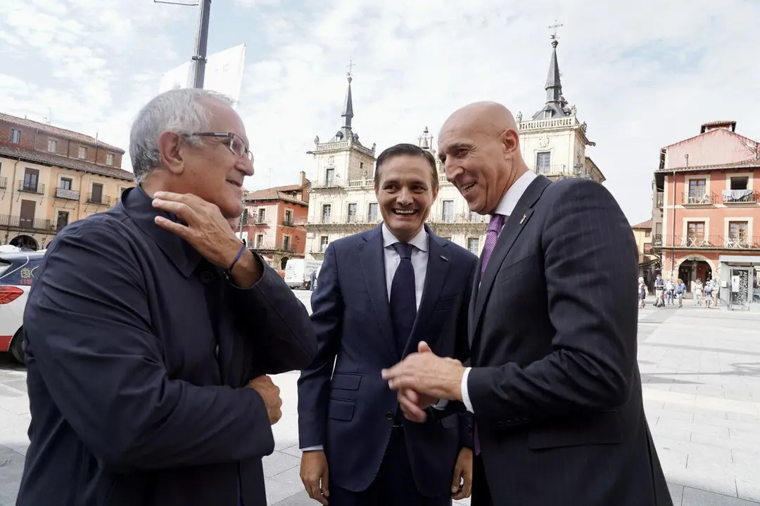 El director del Museo Casa Botines Gaud&iacute;, Ra&uacute;l Fern&aacute;ndez; el alcalde de Le&oacute;n, Jos&eacute; Antonio Diez; el doctor en Historia Carmelo Lucas y el investigador Miguel &Aacute;ngel Cordero presentaron este viernes las placas conmemorativas sobre el origen de Casa Botines y las visitas de Sorolla a Le&oacute;n. | ICAL