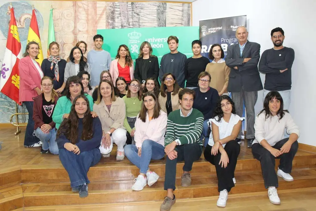 Foto de familia de los estudiantes con sus tutores