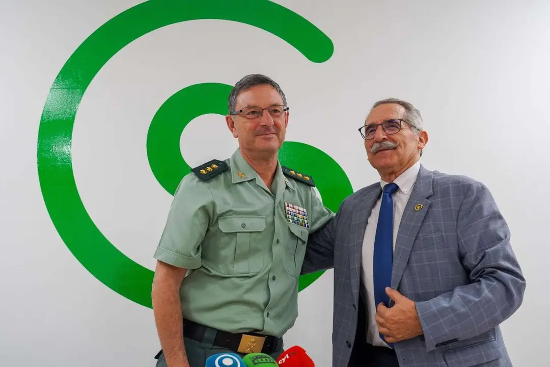 El presidente de la Asociaci&oacute;n Espa&ntilde;ola Contra el C&aacute;ncer de Le&oacute;n, Estanislao de Luis Calabuig, y el coronel jefe de la Comandancia de la Guardia Civil de Le&oacute;n, Julio Andr&eacute;s Guti&eacute;rrez Hern&aacute;ndez, firman un protocolo para fomentar la lucha contra esta enfermedad. ICAL. 