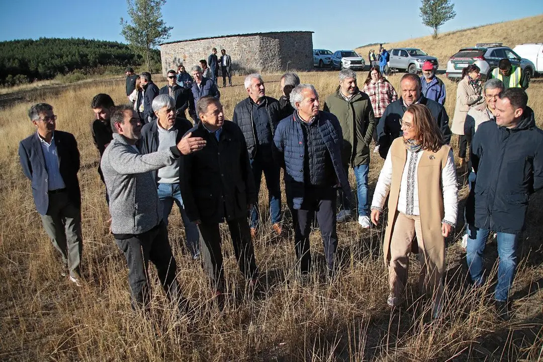 Acompa&ntilde;ado de numerosas autoridades, el ministro de Agricultura, Luis Planas, visit&oacute; este jueves una explotaci&oacute;n ganadera afectada por los incendios en Le&oacute;n. | ICAL