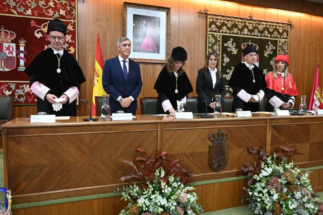 La rectora de la Universidad de Le&oacute;n, Nuria Gonz&aacute;lez, preside el acto de apertura del curso acad&eacute;mico 2025-2026 de la instituci&oacute;n acad&eacute;mica, al que asisten, entre otros, la consejera de Educaci&oacute;n, Roc&iacute;o Lucas, el presidente de las Cortes de Castilla y Le&oacute;n, Carlos Poll&aacute;n, o el alcalde de Le&oacute;n, Jos&eacute; Antonio Diez. Ical