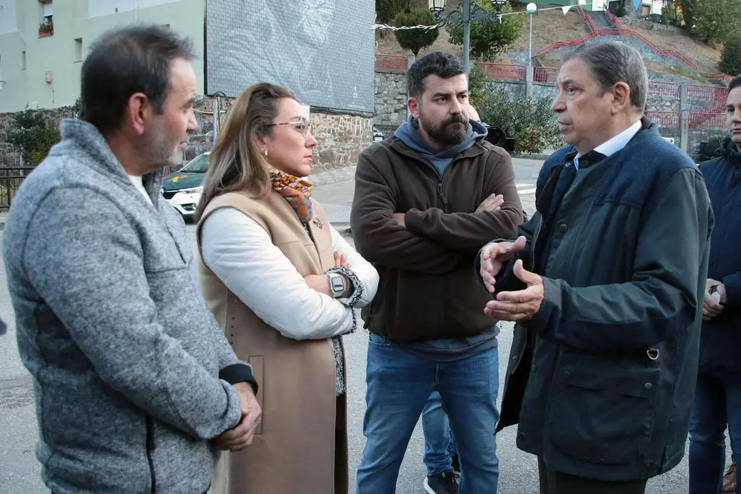 El ministro de Agricultura, Pesca y Alimentaci&oacute;n, Luis Planas, visita una explotaci&oacute;n ganadera afectadas por los incendios forestales en la provincia de Le&oacute;n, acompa&ntilde;ado por la consejera de Agricultura, Ganader&iacute;a y Desarrollo Rural, Mar&iacute;a Gonz&aacute;lez Corral, el Presidente de la Diputaci&oacute;n, Gerardo &Aacute;lvarez Courel y el Delegado del Gobierno, Nicanor Sen. Ical