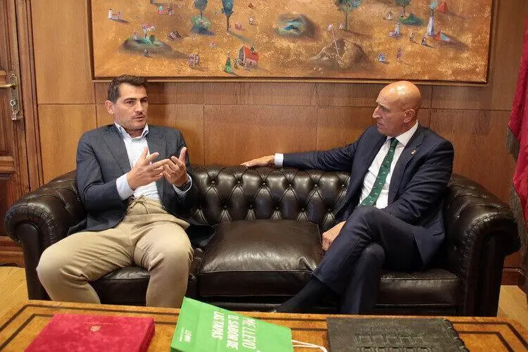 El alcalde de la ciudad recibi&oacute; al exportero en el Ayuntamiento de San Marcelo. Peio Garc&iacute;a.