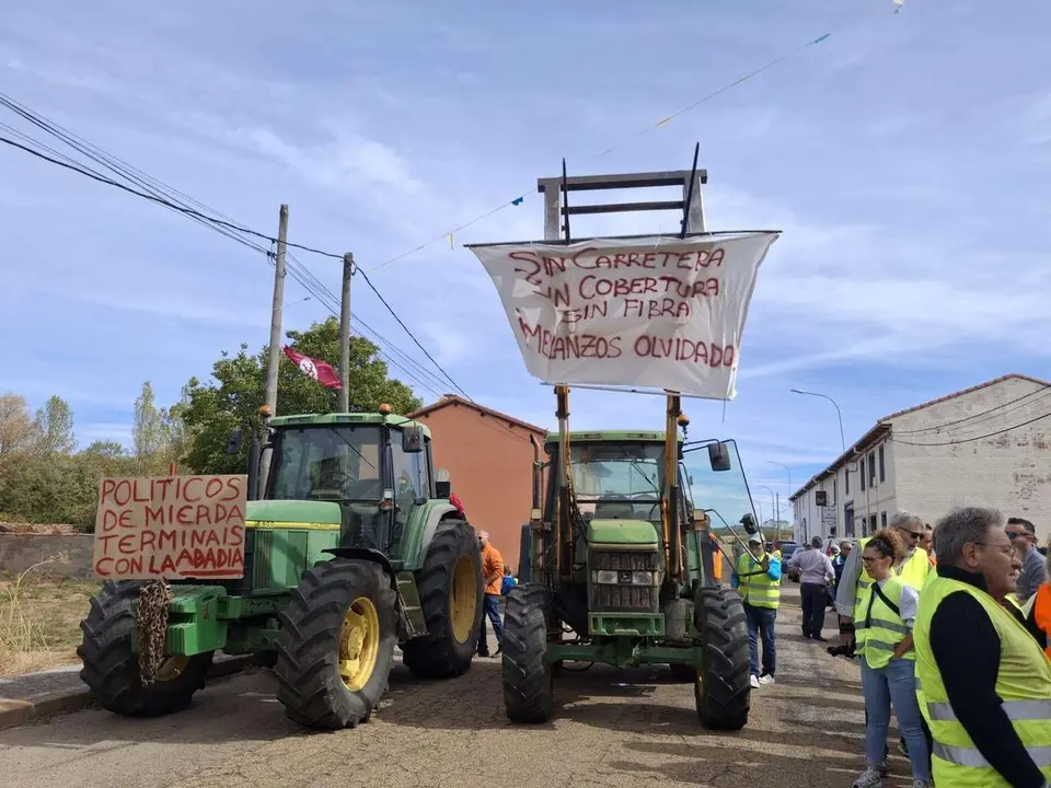 Vecinos de Gradefes (Le&oacute;n) se manifiestan para reclamar a la Junta el arreglo de la carretera LE-213. Ical.