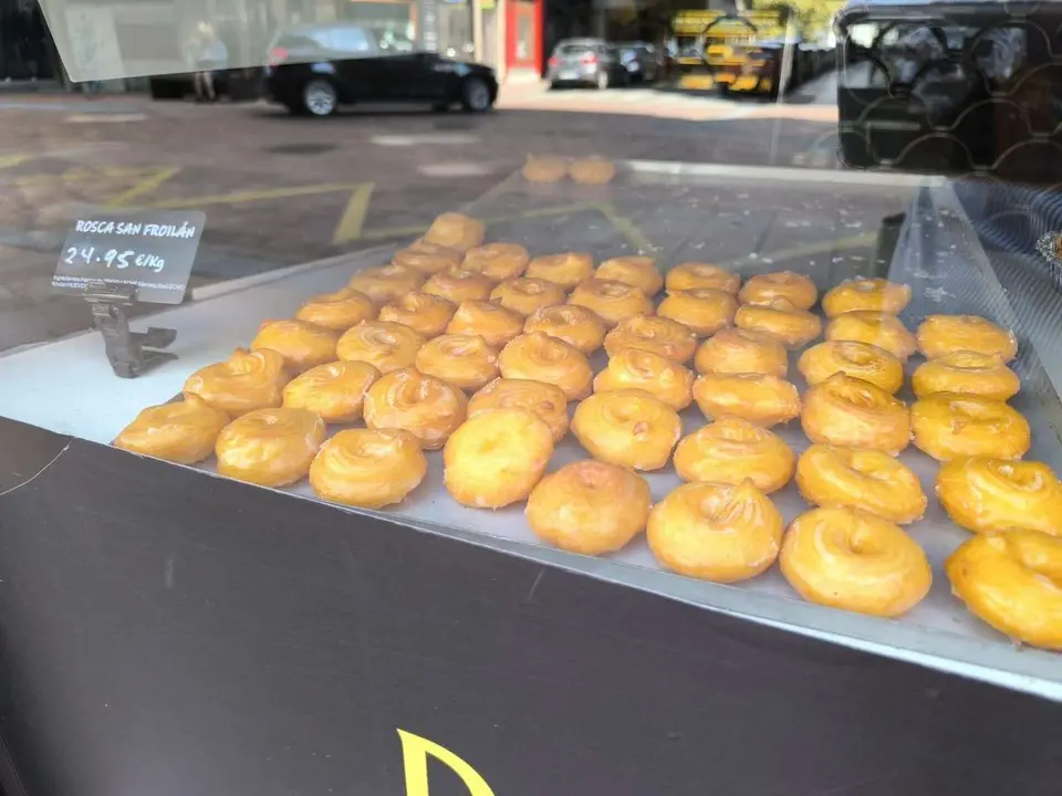 Rosquillas de San Froil&aacute;n en el escaparate de una confiter&iacute;a