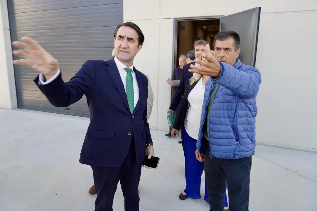 El consejero de Medio Ambiente, Vivienda y Ordenaci&oacute;n del Territorio, Juan Carlos Su&aacute;rez-Qui&ntilde;ones, visita las naves log&iacute;sticas promovidas por la Junta en el pol&iacute;gono de Villadangos del P&aacute;ramo. | ICAL