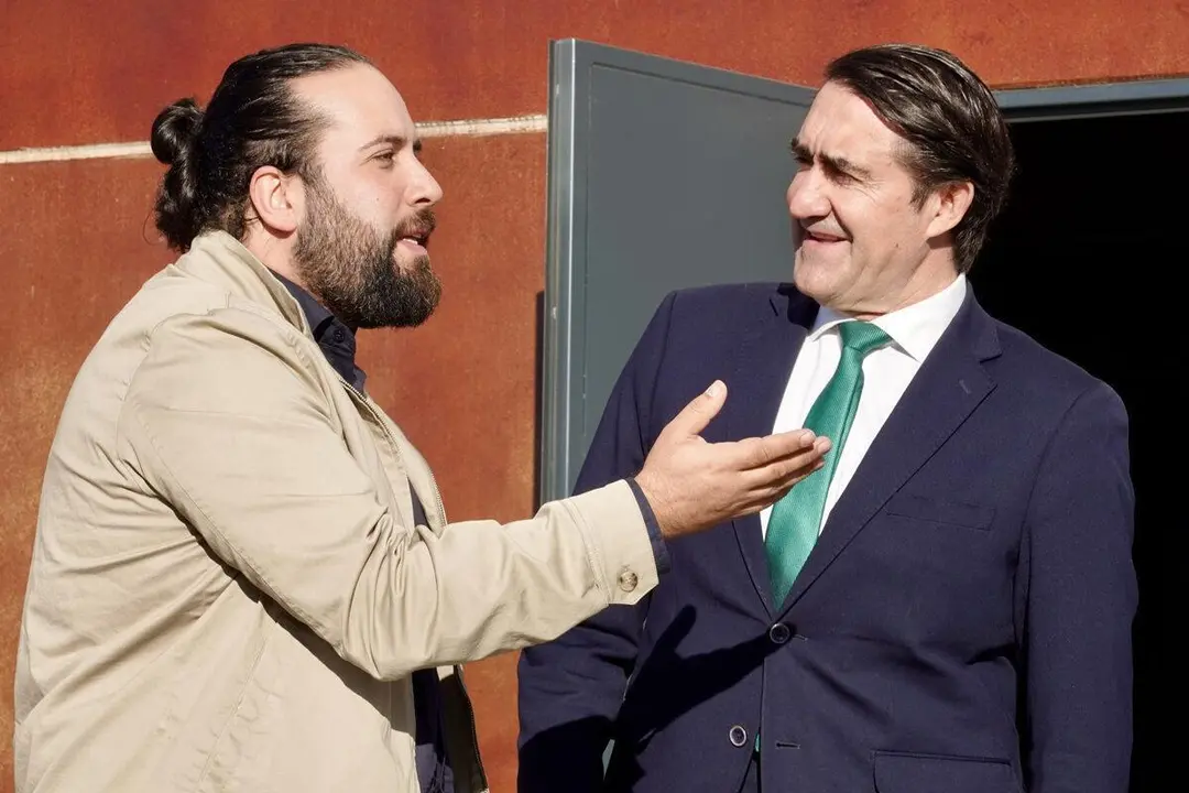 El consejero de Medio Ambiente, Vivienda y Ordenaci&oacute;n del Territorio, Juan Carlos Su&aacute;rez-Qui&ntilde;ones, visita las naves log&iacute;sticas promovidas por la Junta en el pol&iacute;gono de Villadangos del P&aacute;ramo. | ICAL