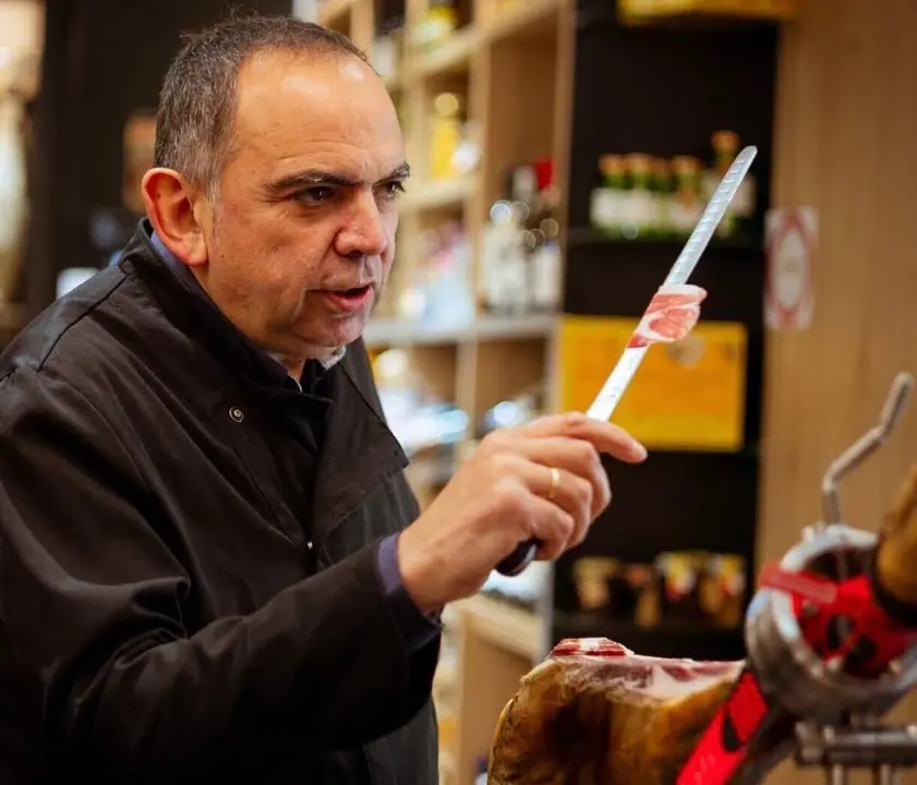 Agust&iacute;n Risue&ntilde;o A Cuchillo