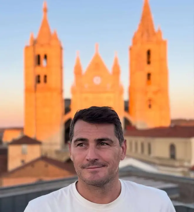 Iker Casillas se fotograf&iacute;a con la catedral de Le&oacute;n desde la terraza del Camarote Madrid