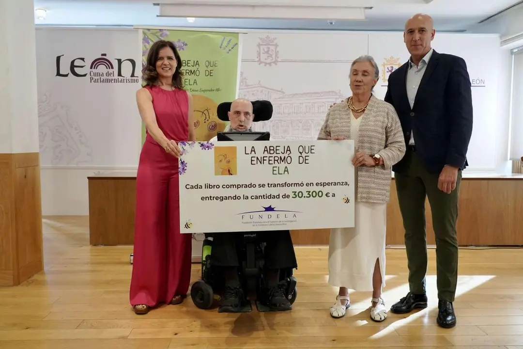 El alcalde de Le&oacute;n, Jos&eacute; Antonio Diez, junto a Urbano Gonz&aacute;lez y representantes de Fundela, dan a conocer los resultados del proyecto ben&eacute;fico &lsquo;La abeja que enferm&oacute; de ELA&rsquo;. Campillo/ICAL