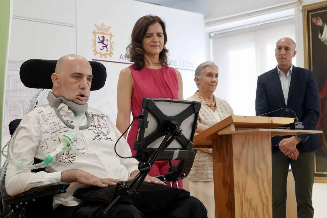 El alcalde de Le&oacute;n, Jos&eacute; Antonio Diez, junto a Urbano Gonz&aacute;lez y representantes de Fundela, dan a conocer los resultados del proyecto ben&eacute;fico &lsquo;La abeja que enferm&oacute; de ELA&rsquo;. Campillo/ICAL