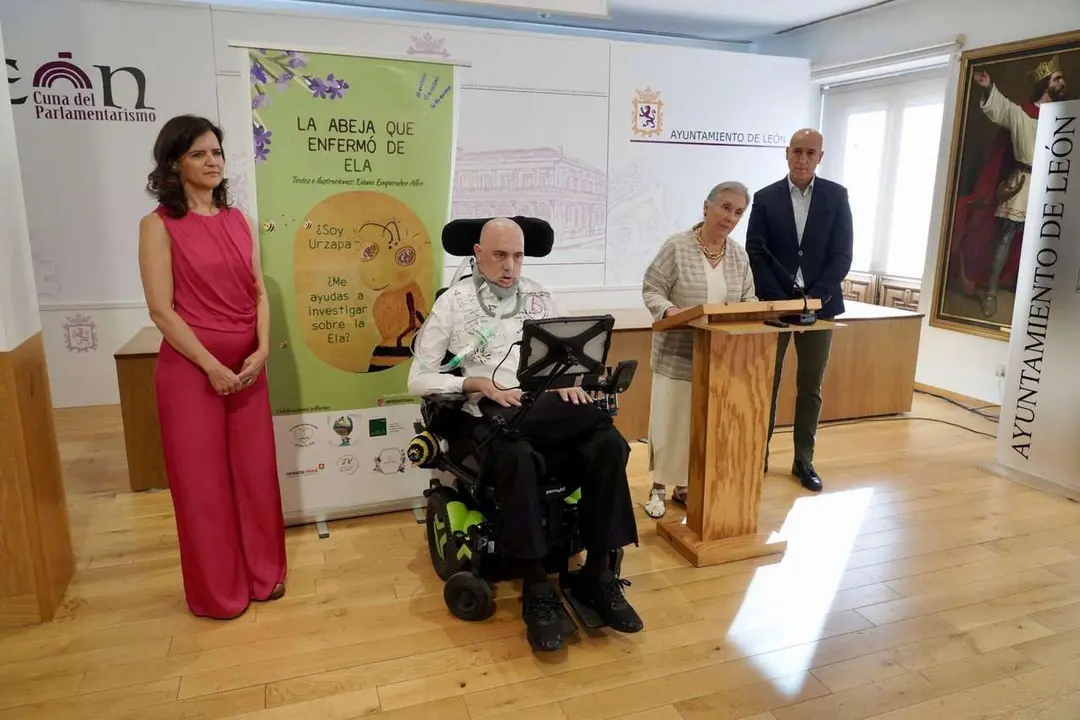 El alcalde de Le&oacute;n, Jos&eacute; Antonio Diez, junto a Urbano Gonz&aacute;lez y representantes de Fundela, dan a conocer los resultados del proyecto ben&eacute;fico &lsquo;La abeja que enferm&oacute; de ELA&rsquo;. Campillo/ICAL