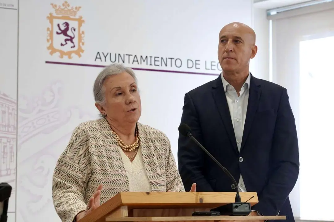 El alcalde de Le&oacute;n, Jos&eacute; Antonio Diez, junto a Urbano Gonz&aacute;lez y representantes de Fundela, dan a conocer los resultados del proyecto ben&eacute;fico &lsquo;La abeja que enferm&oacute; de ELA&rsquo;. Campillo/ICAL