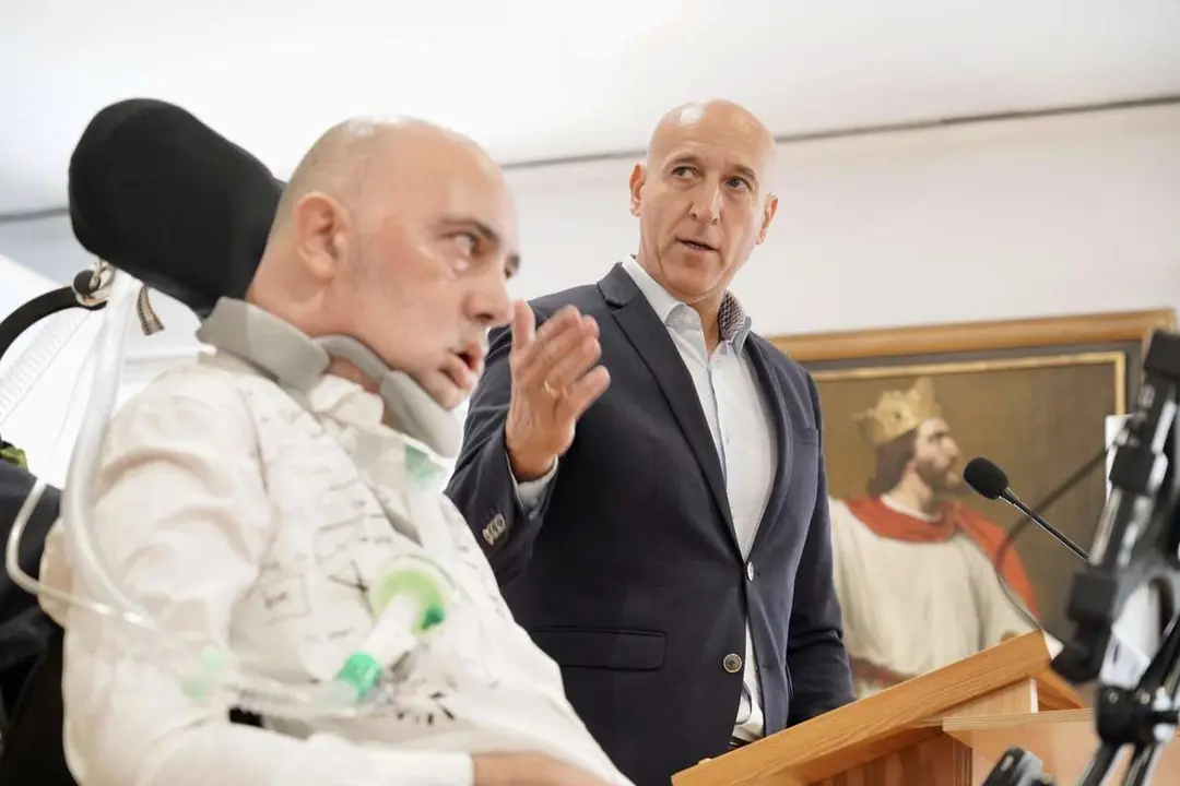 El alcalde de Le&oacute;n, Jos&eacute; Antonio Diez, junto a Urbano Gonz&aacute;lez y representantes de Fundela, dan a conocer los resultados del proyecto ben&eacute;fico &lsquo;La abeja que enferm&oacute; de ELA&rsquo;. Campillo/ICAL