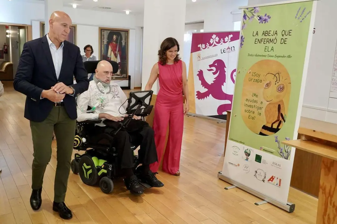 El alcalde de Le&oacute;n, Jos&eacute; Antonio Diez, junto a Urbano Gonz&aacute;lez y representantes de Fundela, dan a conocer los resultados del proyecto ben&eacute;fico &lsquo;La abeja que enferm&oacute; de ELA&rsquo;. Campillo/ICAL