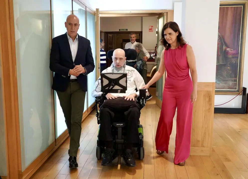 El alcalde de Le&oacute;n, Jos&eacute; Antonio Diez, junto a Urbano Gonz&aacute;lez y representantes de Fundela, dan a conocer los resultados del proyecto ben&eacute;fico &lsquo;La abeja que enferm&oacute; de ELA&rsquo;. Campillo/ICAL