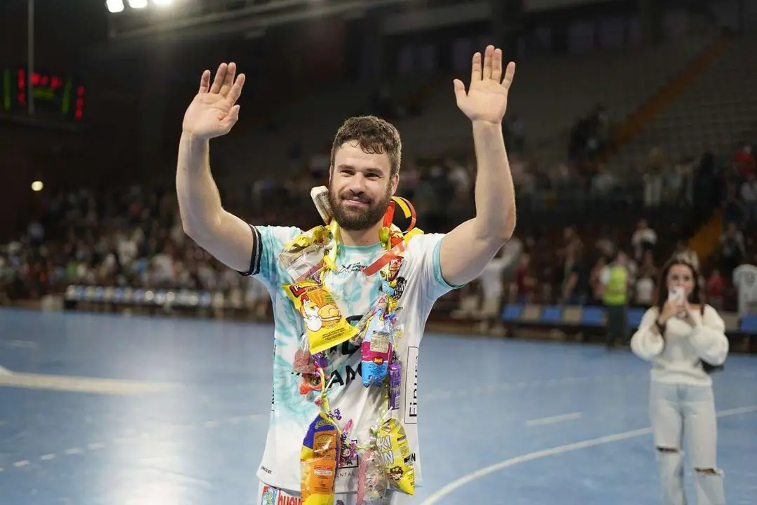 Afici&oacute;n, jugadores y cuerpo t&eacute;cnico celebran la victoria del Abanca Ademar en el Palacio de los Deportes de Le&oacute;n.  Fotograf&iacute;as: @a.mproducciones