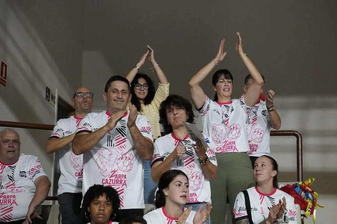 Afici&oacute;n, jugadores y cuerpo t&eacute;cnico celebran la victoria del Abanca Ademar en el Palacio de los Deportes de Le&oacute;n.  Fotograf&iacute;as: @a.mproducciones