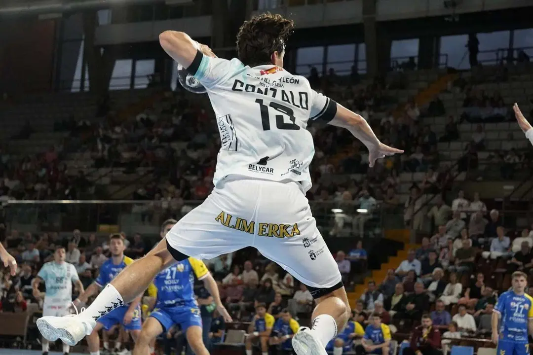 Afici&oacute;n, jugadores y cuerpo t&eacute;cnico celebran la victoria del Abanca Ademar en el Palacio de los Deportes de Le&oacute;n.  Fotograf&iacute;as: @a.mproducciones