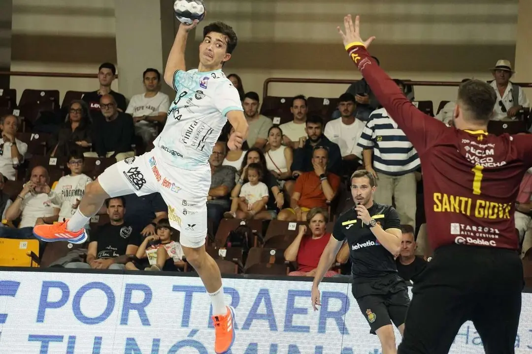 Afici&oacute;n, jugadores y cuerpo t&eacute;cnico celebran la victoria del Abanca Ademar en el Palacio de los Deportes de Le&oacute;n.  Fotograf&iacute;as: @a.mproducciones