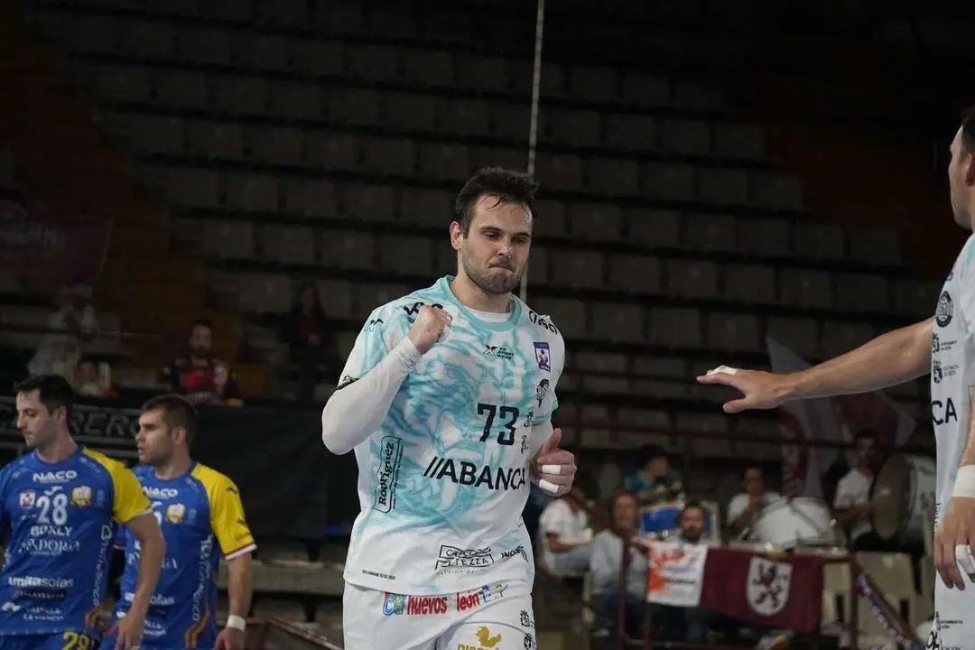 Afici&oacute;n, jugadores y cuerpo t&eacute;cnico celebran la victoria del Abanca Ademar en el Palacio de los Deportes de Le&oacute;n.  Fotograf&iacute;as: @a.mproducciones