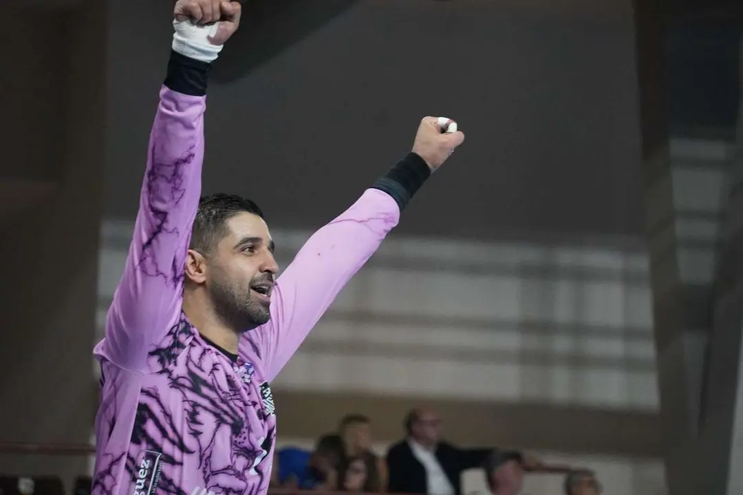 Afici&oacute;n, jugadores y cuerpo t&eacute;cnico celebran la victoria del Abanca Ademar en el Palacio de los Deportes de Le&oacute;n.  Fotograf&iacute;as: @a.mproducciones