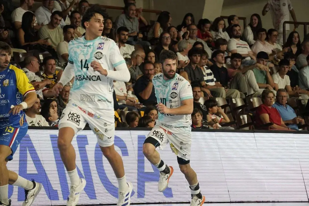 Afici&oacute;n, jugadores y cuerpo t&eacute;cnico celebran la victoria del Abanca Ademar en el Palacio de los Deportes de Le&oacute;n.  Fotograf&iacute;as: @a.mproducciones