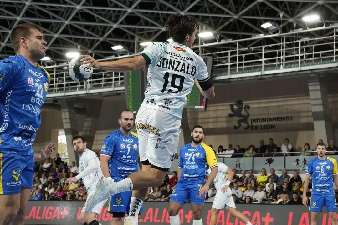Afici&oacute;n, jugadores y cuerpo t&eacute;cnico celebran la victoria del Abanca Ademar en el Palacio de los Deportes de Le&oacute;n.  Fotograf&iacute;as: @a.mproducciones