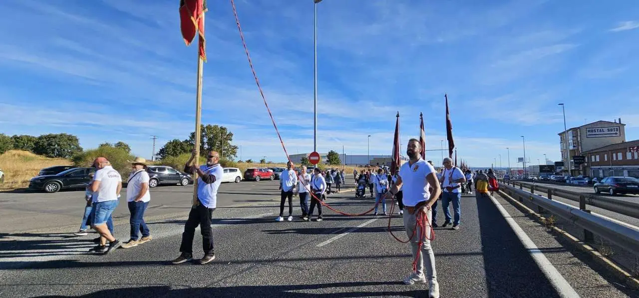 Pendones, carros y romeros participaron un a&ntilde;o m&aacute;s en la romer&iacute;a de San Froil&aacute;n | Le&oacute;n 24 Horas