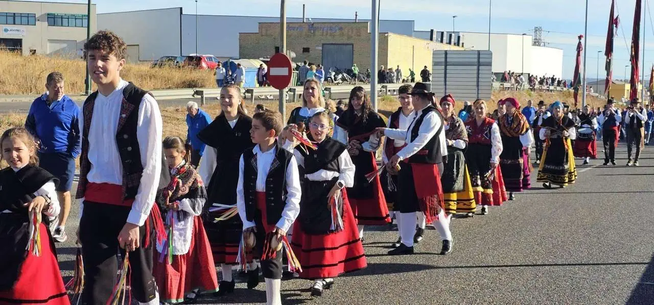 Pendones, carros y romeros participaron un a&ntilde;o m&aacute;s en la romer&iacute;a de San Froil&aacute;n | Le&oacute;n 24 Horas