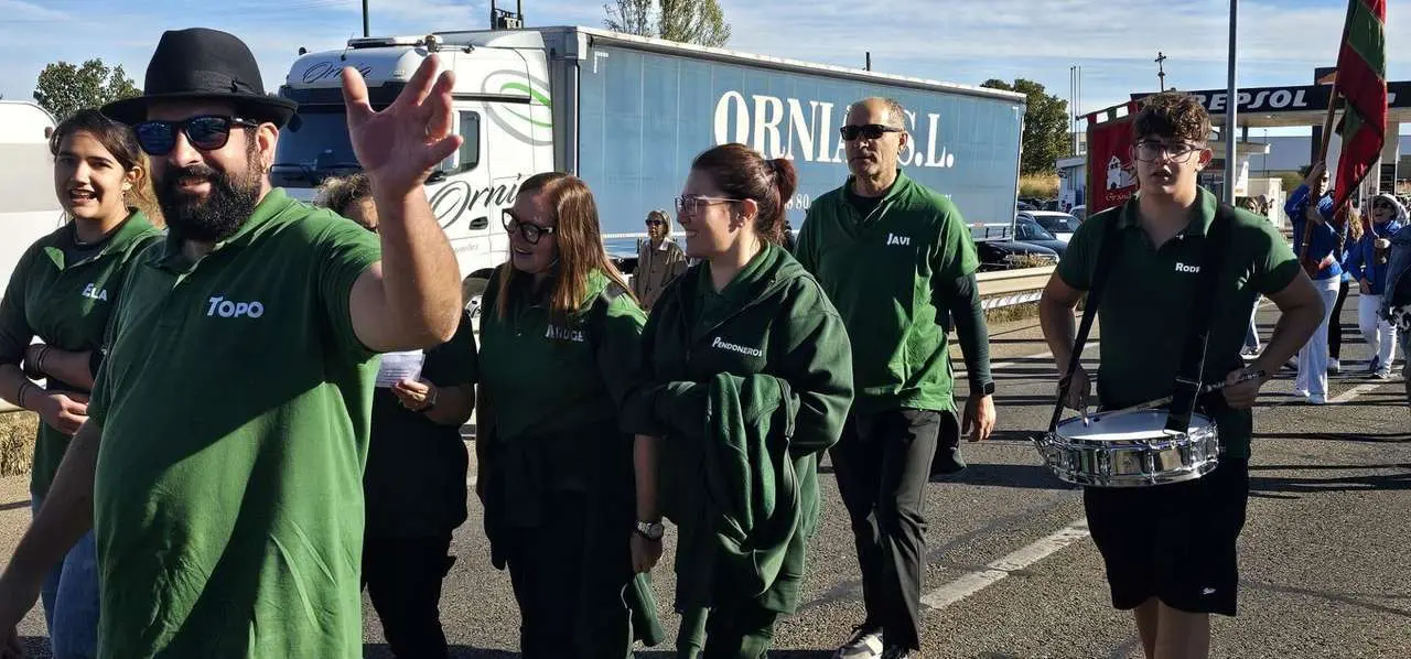 Carros, pendones y emoci&oacute;n en la gran Romer&iacute;a de San Froil&aacute;n 2025