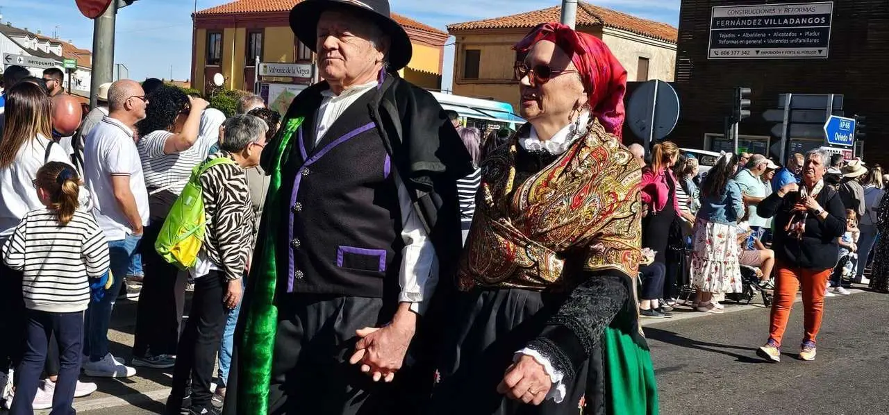 Carros, pendones y emoci&oacute;n en la gran Romer&iacute;a de San Froil&aacute;n 2025