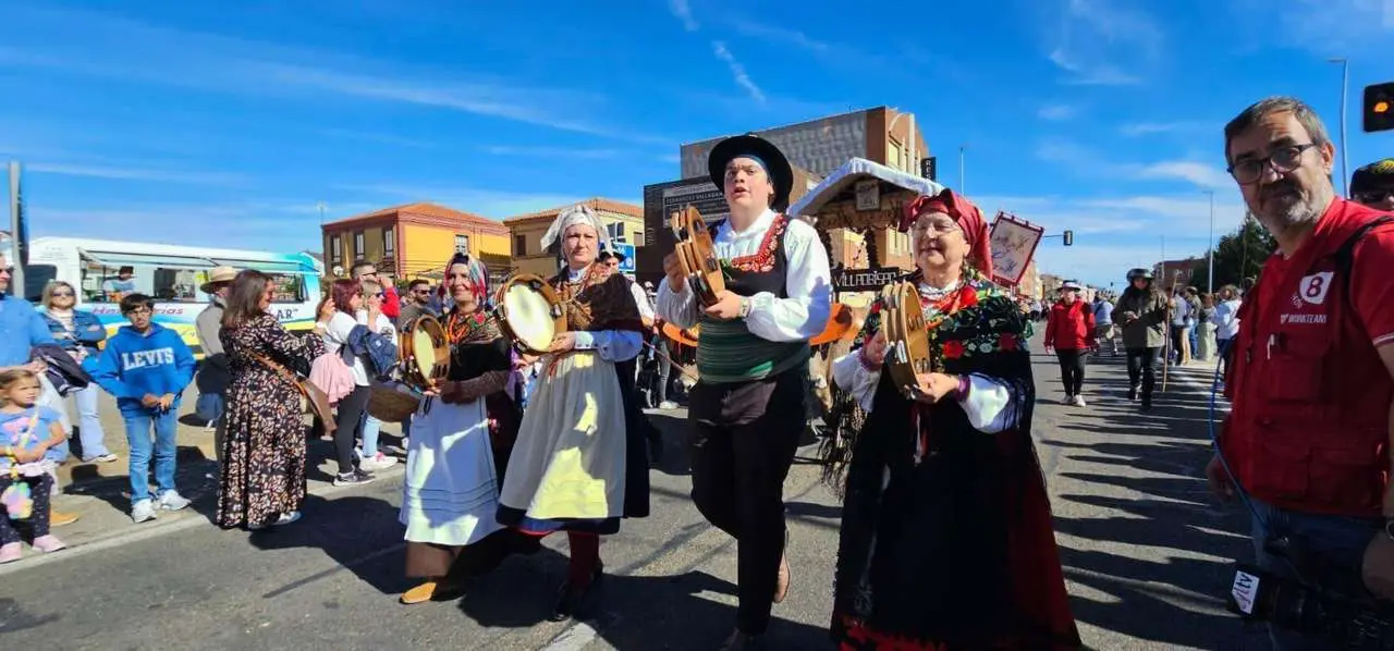 Carros, pendones y emoci&oacute;n en la gran Romer&iacute;a de San Froil&aacute;n 2025